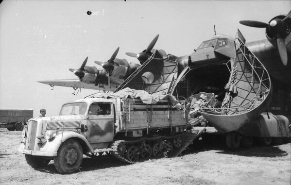 ドイツの中型トラック「オペル・ブリッツ」　蛇腹状に刷新され、最高傾斜度７０％の山越えで用いられた。 - Sputnik 日本