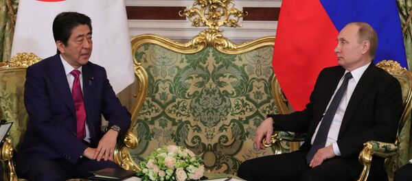 Президент РФ Владимир Путин и премьер-министр Японии Синдзо Абэ (слева) во время встречи. - Sputnik 日本