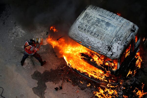 ベネズエラ、マドゥロ大統領への抗議行動で放火された車 - Sputnik 日本