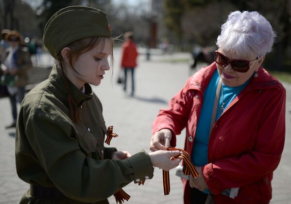 ロシア学生部隊のボランティアがゲオルギーのリボンを配布 - Sputnik 日本