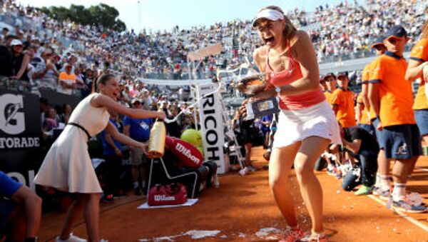 Теннисистка Мария Шарапова в брызгах шампанского после завоевания титул на теннисном турнире в Риме - Sputnik 日本