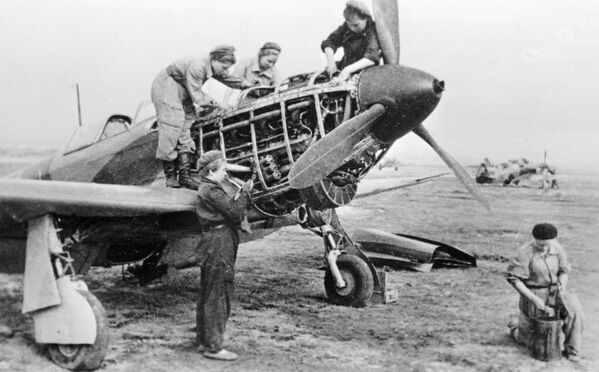 大祖国戦争中、航空機の整備を行う第586戦闘機連隊の技師 - Sputnik 日本