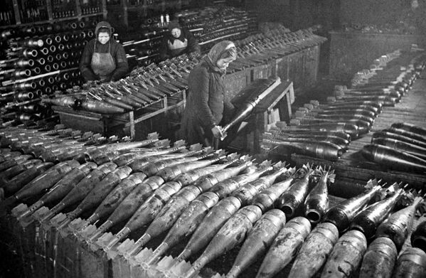 モスクワの工場で地雷を製造する女性たち。1942年 - Sputnik 日本