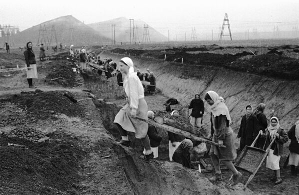 ドンバス地域で対戦車壕を掘る女性たち。1941年 - Sputnik 日本