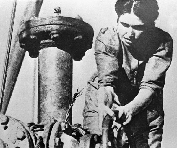 大祖国戦争中、バクー油田で働く女性オペレーター - Sputnik 日本