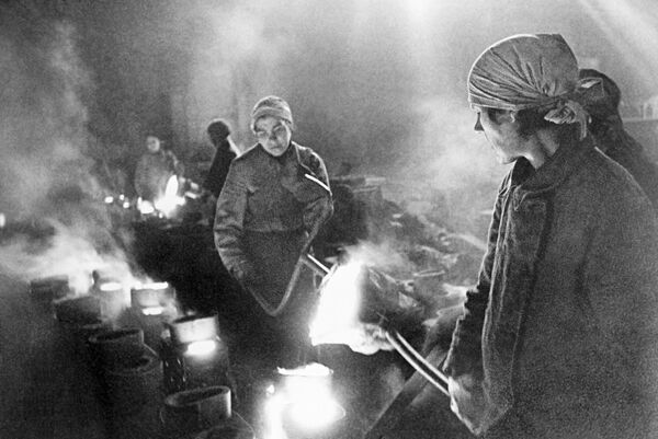 包囲されたレニングラードの冶金工場で働く女性たち。1942年 - Sputnik 日本