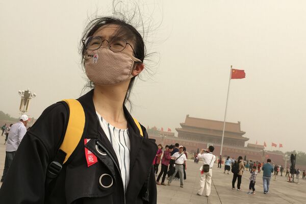 防スモッグマスクを着けた女性　北京・天安門広場で - Sputnik 日本
