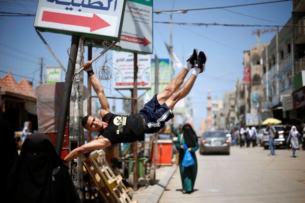 パレスチナ人のムハンメド・アル・ハーさん　ガザ中部ヌセイラト難民キャンプの通りで運動中 - Sputnik 日本