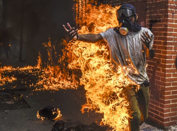 バイクの燃料タンク爆発による火に包まれた抗議者　ベネズエラでのデモで - Sputnik 日本