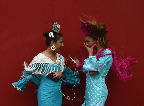 セビリアの伝統衣装を着た女性たち　セビリアの『Feria de Abril』祭で - Sputnik 日本