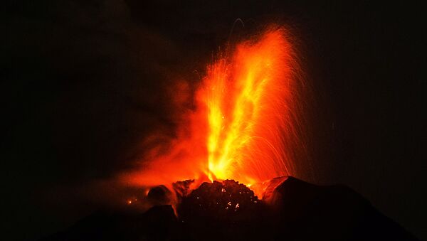 マヨン火山から溶岩流出　噴火の恐れで住民１万２千人が避難　フィリピン　【写真・動画】 - Sputnik 日本