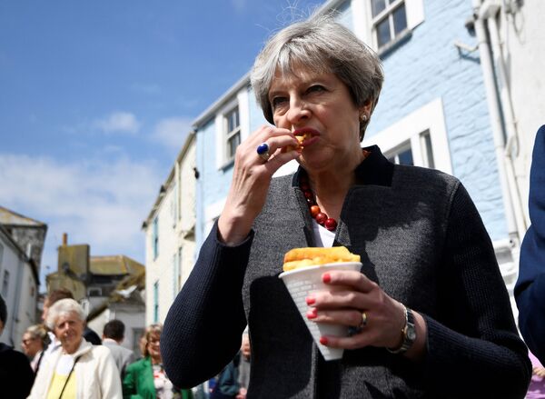 メイ英首相がフライドポテトを食べている - Sputnik 日本