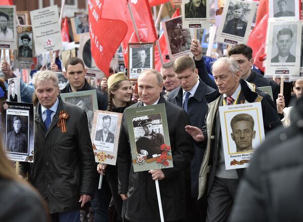パレード「不滅の連隊」に参加するロシアのウラジーミル・プーチン大統領 - Sputnik 日本