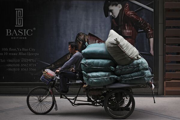 北京のインターナショナル・ショッピングセンター「Ritan」で三輪車に乗る男性 - Sputnik 日本
