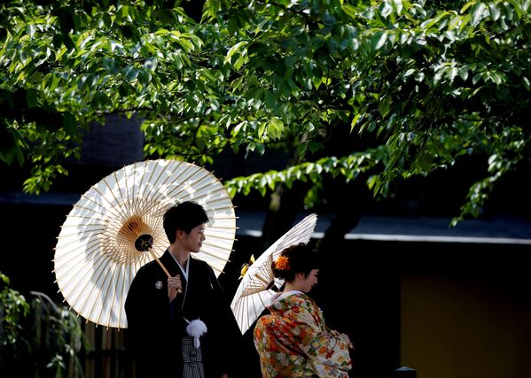 日本の伝統衣装、着物に身を包み、京都で写真撮影をするカップル - Sputnik 日本