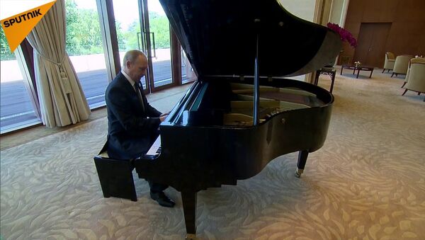 プーチン大統領、中国の習近平主席を待つ間にピアノを演奏! - Sputnik 日本