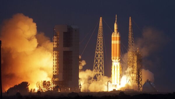 NASA's Orion spacecraft, atop a United Launch Alliance Delta 4-Heavy rocket, lifts off on its first unmanned orbital test flight from the Cape Canaveral Air Force Station Friday, Dec. 5, 2014 - Sputnik 日本