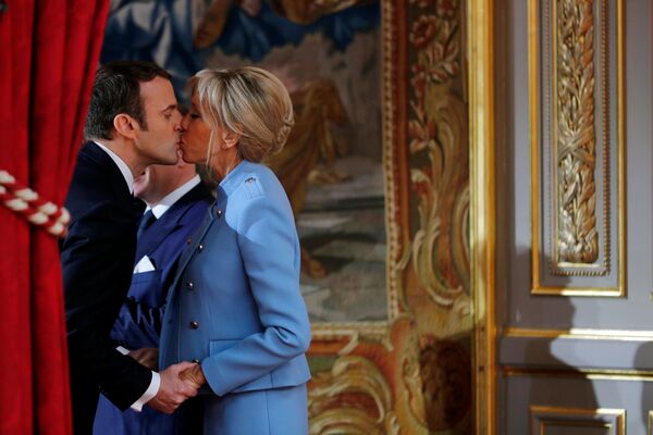 フランス大統領のエマニュエル・マクロン氏とブリジット夫人。パリでの大統領就任式にて - Sputnik 日本