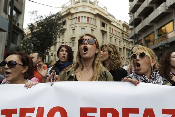 アテネのストライキで横断幕を持つ女性たち - Sputnik 日本