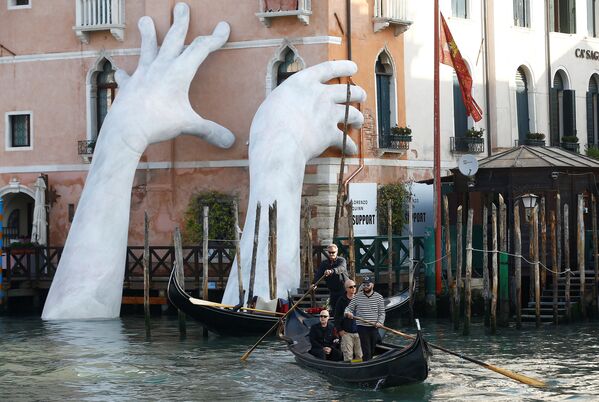 ベネチアでイタリア人彫刻家ロレンツォ・クインの作品「サポート」が設置される - Sputnik 日本