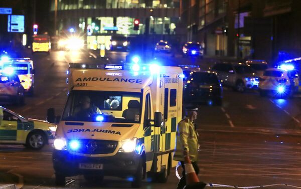 Emergency responders outside Manchester Arena after reports of an explosion at the venue during an Ariana Grandeconcert in Manchester, England, Monday, May 22, 2017. - Sputnik 日本