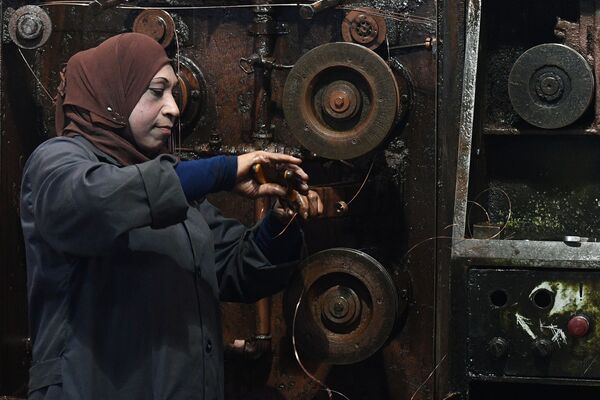 ダマスカス近郊の電気ケーブル製造工場の女性 - Sputnik 日本