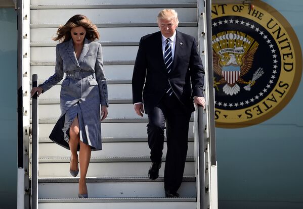 ブリュッセルの空港でタラップに立つドナルド・トランプ大統領とメラニア夫人。ベルギー - Sputnik 日本