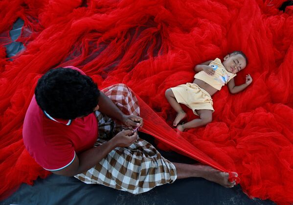 インドの漁師と網の上で眠る子ども - Sputnik 日本