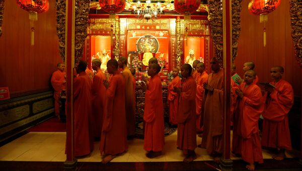 タイにある寺院の中に修道士ら（アーカイブ写真） - Sputnik 日本