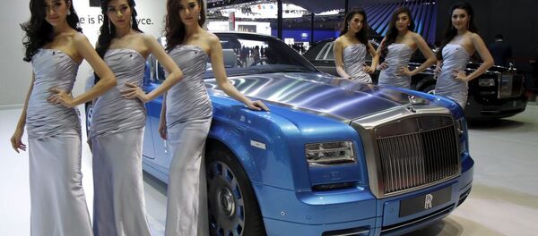 タイにある車サローンでモデルがロールスロイスの隣にポーズ【アーカイブ写真】 - Sputnik 日本