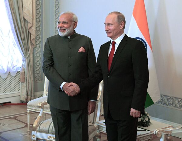 ストレリナのコンスタンチノフスキー宮殿で行われたサンクトペテルブルグ国際経済フォーラム2017でのインドのナレンドラ・モディ首相とロシアのウラジーミル・プーチン大統領 - Sputnik 日本