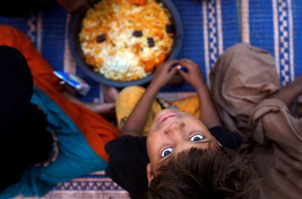 ラマダン時期の食事配給所に来た男の子。パキスタンにて - Sputnik 日本