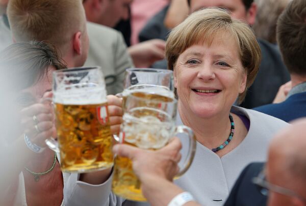 ミュンヘンで開催されたTruderingフェスティバルで、ビールを手に持つドイツのアンゲラ・メルケル首相 - Sputnik 日本
