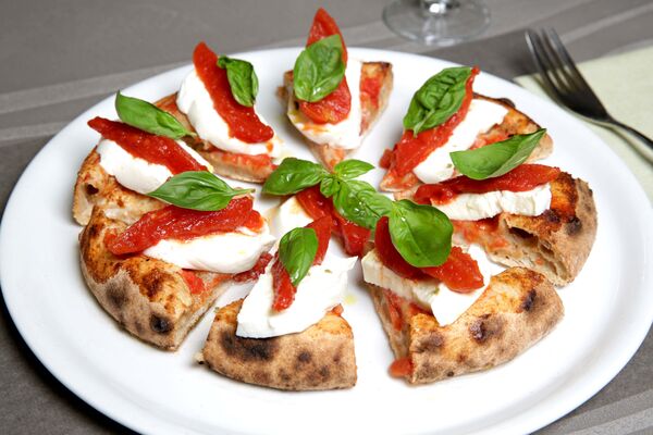 Pizza served at the Sp.accio pizzeria in Rimini, Italy Pizza served at the Sp.accio pizzeria in Rimini, Italy - Sputnik 日本