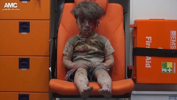「シリア人の苦しみの象徴」と呼ばれる男の子の家族は、アサド大統領を支持した【写真】 - Sputnik 日本