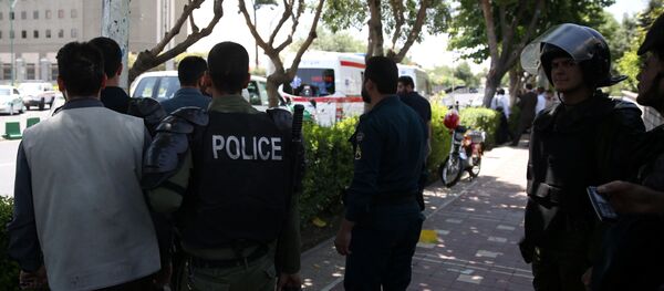 テヘランにある国家議事堂近くにいるイランの警察 - Sputnik 日本