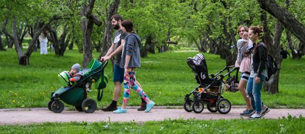 モスクワ人、公園で散歩 モスクワ人、公園で散歩 - Sputnik 日本