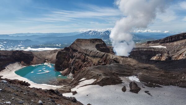 カムチャツカのクリュチェフスキー火山、２日で３回目の噴煙柱 - Sputnik 日本