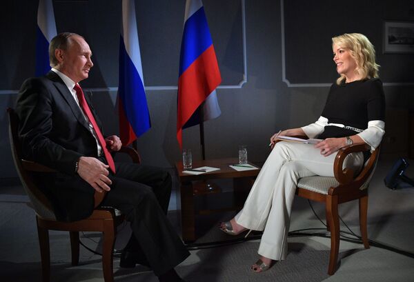 ロシアのウラジーミル・プーチン大統領にインタビューするNBC News司会者のメーガン・ケリー - Sputnik 日本