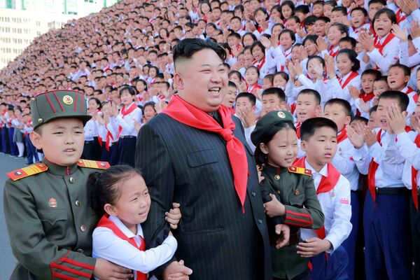 平壌で行われた第8回朝鮮児童同盟大会の参加者と北朝鮮指導者の金正恩 - Sputnik 日本