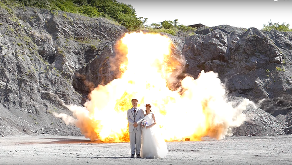 爆発を背景に結婚フォトセッション！日本 - Sputnik 日本