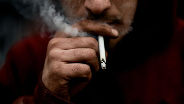 Мужчина курит сигарету - Sputnik 日本