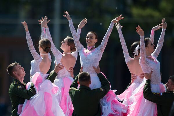 ロシアの日のイベントに出演したダンスグループのメンバー - Sputnik 日本