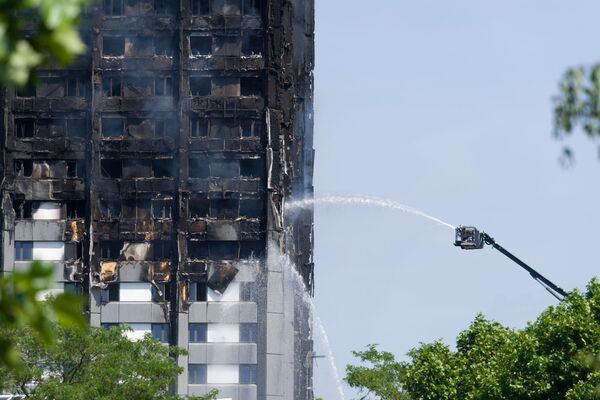 ロンドン西部の高層マンション火災での消火活動 - Sputnik 日本