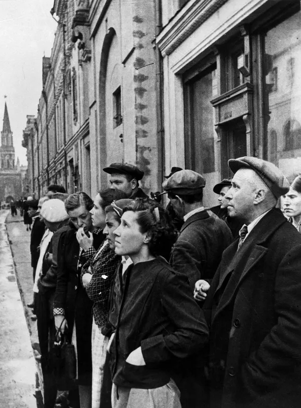 1941年6月22日、ドイツのソ連攻撃を発表するラジオ放送が流れたときのモスクワ市民 - Sputnik 日本