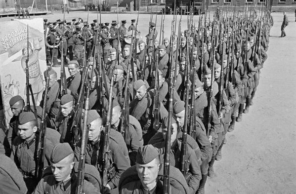兵士動員。兵士の隊列が前線へ向かう。1941年6月23日、モスクワにて。 - Sputnik 日本