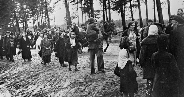 道路を歩く難民たち。1941年6月 - Sputnik 日本