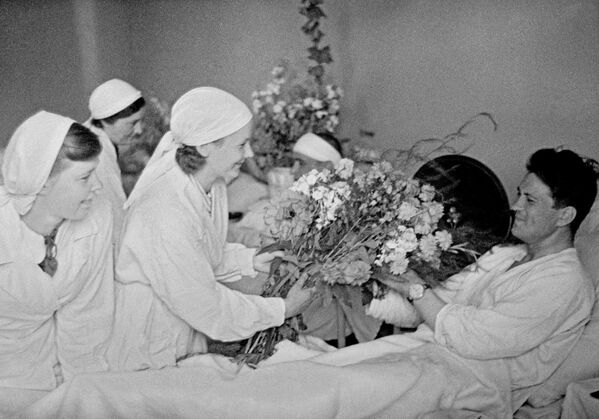 モスクワの病院に届けられた負傷兵へのお見舞いの花。1941年 - Sputnik 日本