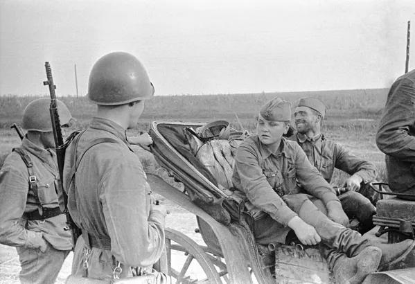兵士たちと話をするオデッサ出身の諜報員カーチャ - Sputnik 日本