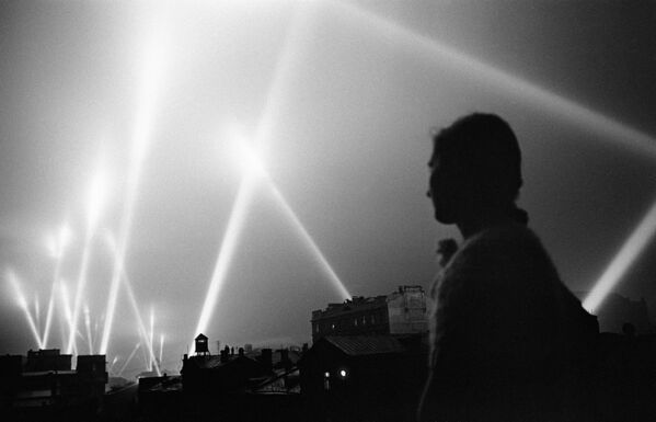 対空防衛隊のサーチライトの光がモスクワの空を照らす。1941年 - Sputnik 日本
